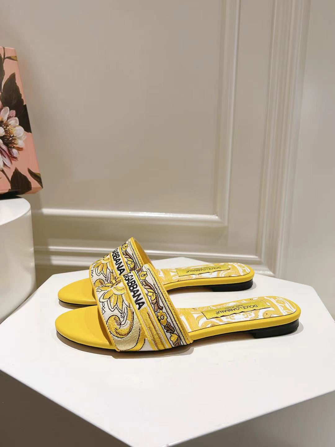 High-end women's slippers