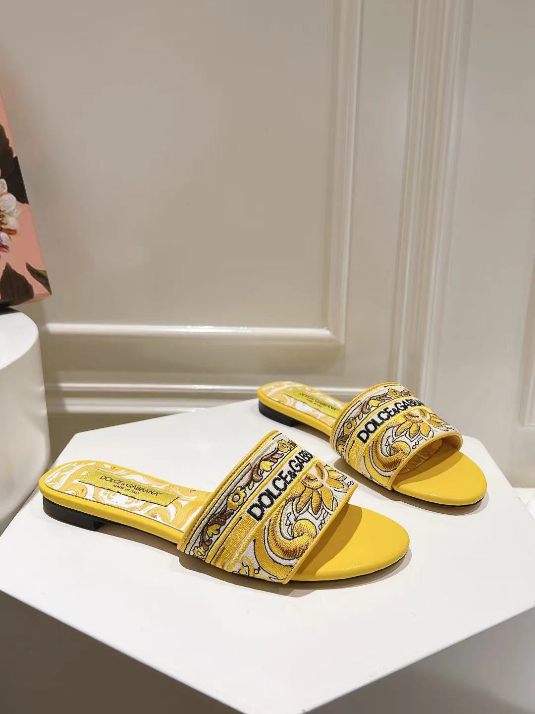 High-end women's slippers