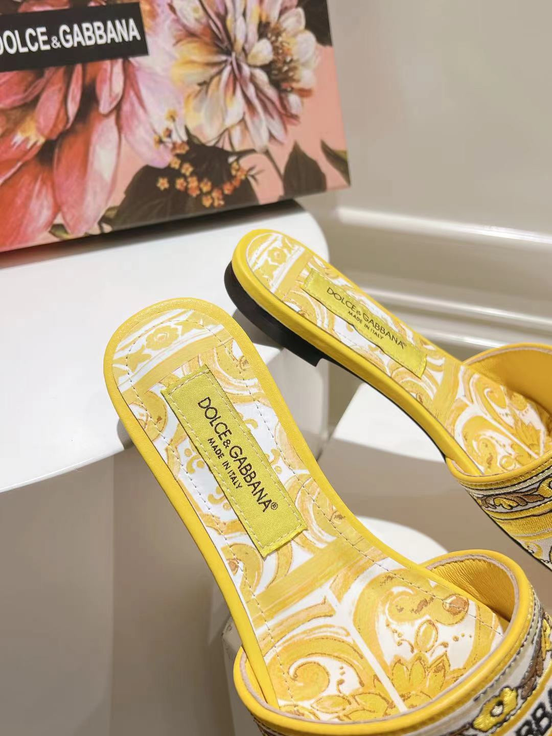 High-end women's slippers