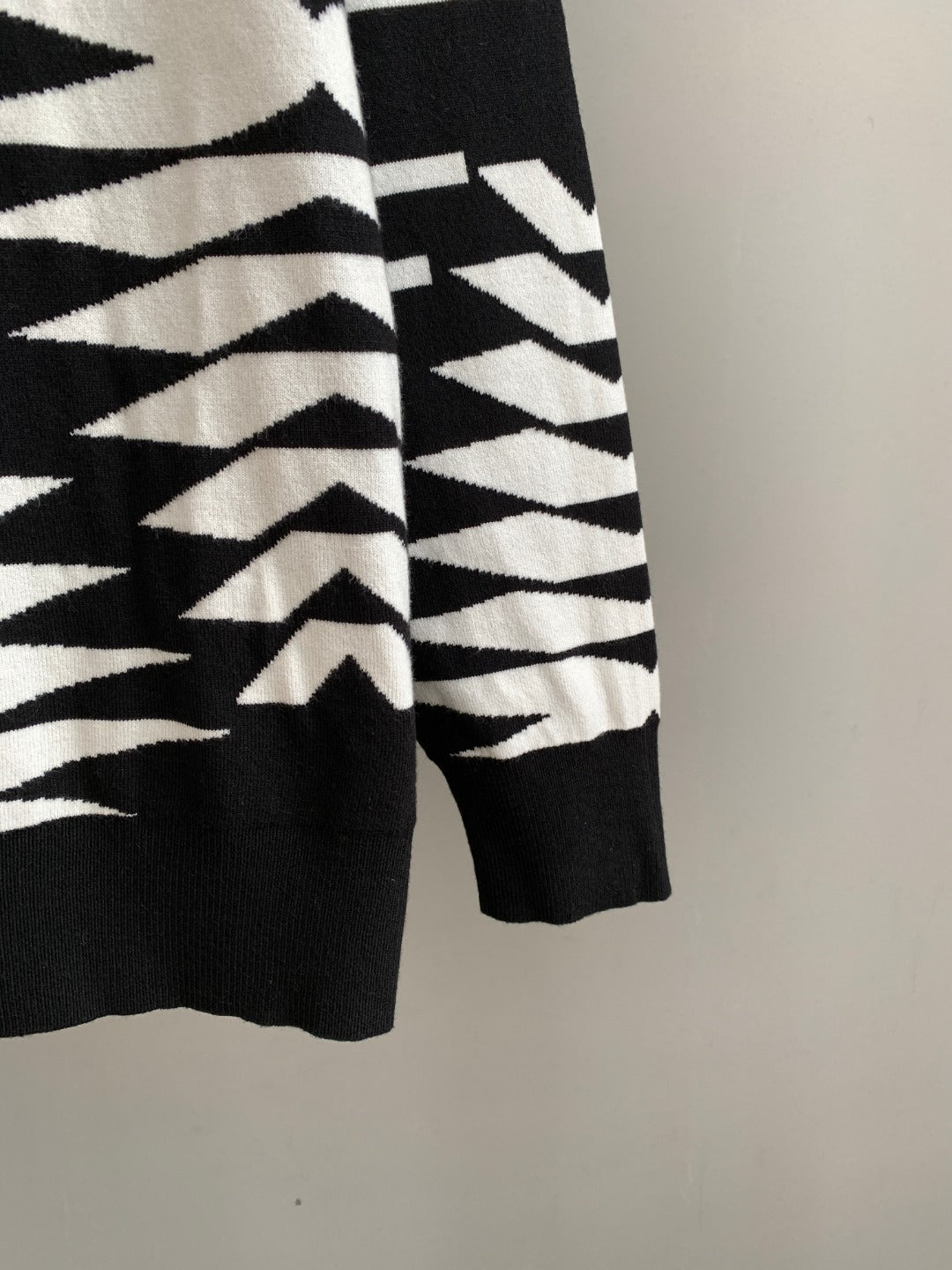 Classic Fashion Sweater-10019